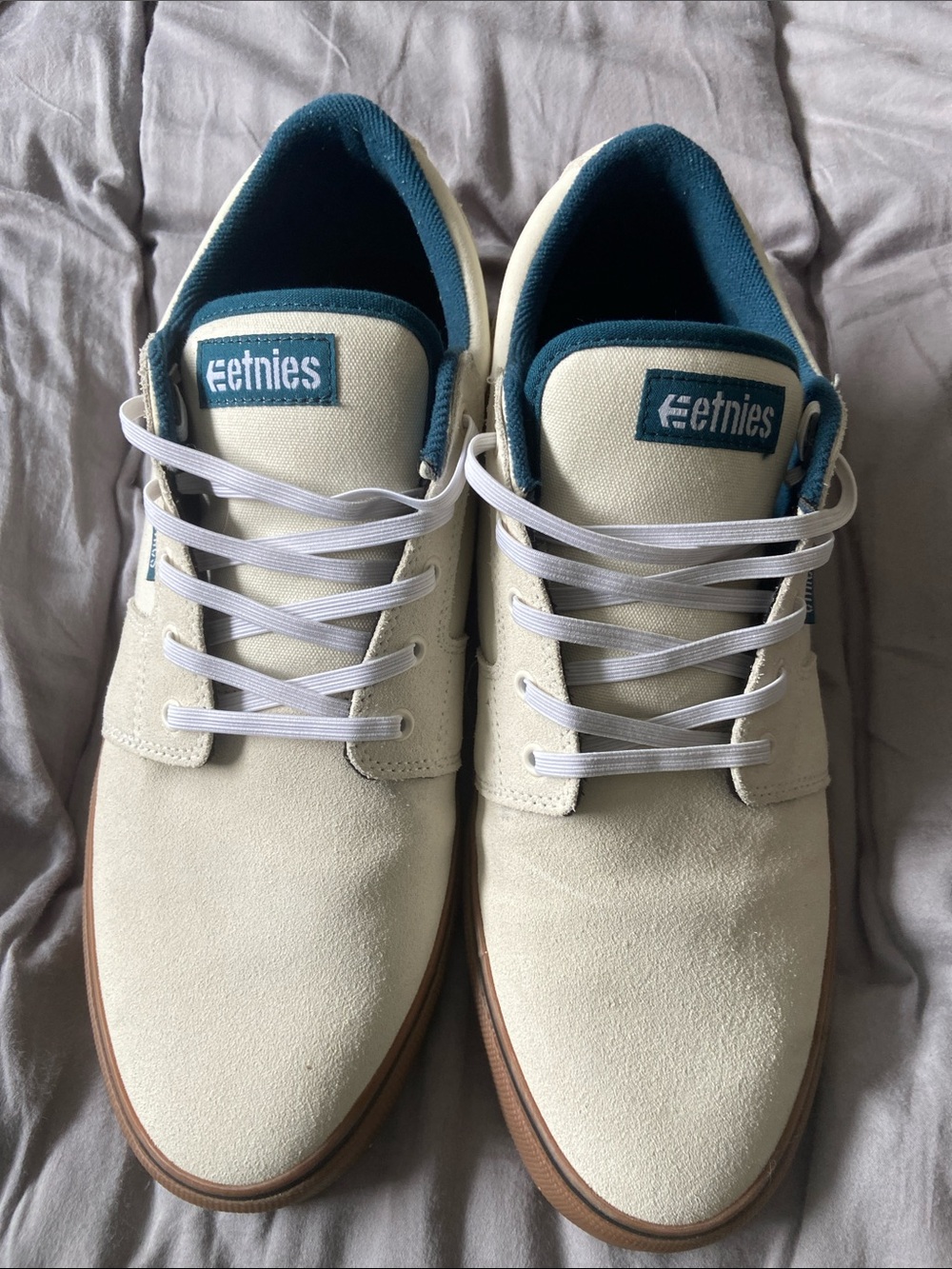 Etnies Men’s Cream Suede Sneakers with Teal Lining